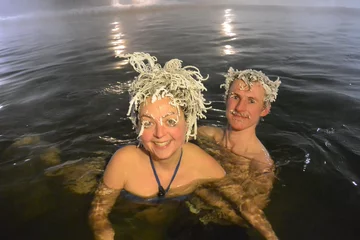 Uczestnicy "konkursu zamarzniętych włosów" 