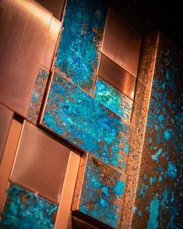 Patynowana miedź we wnętrzu – materiał, który z czasem zyskuje głębię i staje się architektonicznym akcentem przestrzeni premium 