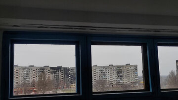Widok z&nbsp;okna na&nbsp;zniszczony Mariupol