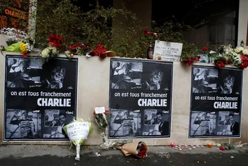 Kwiaty w pobliżu redakcji "Charlie Hebdo" (fot. ABACA / newspix.pl)