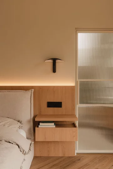 Dom na skraju lasu w Oławie zaprojektowany przez pracownię Habitat. Naturalne materiały, jasne drewno, mikrocement i światło dzienne tworzą spokojne, nowoczesne wnętrze będące przedłużeniem otaczającej przyrody 