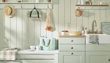 Boazeria angielska w modnym połączeniu bieli z zielenią Sophie Allport, boazeria angielska