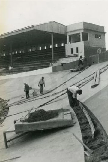 Wykończenie toru kolarskiego. Sierpień 1930r., fot. CAW