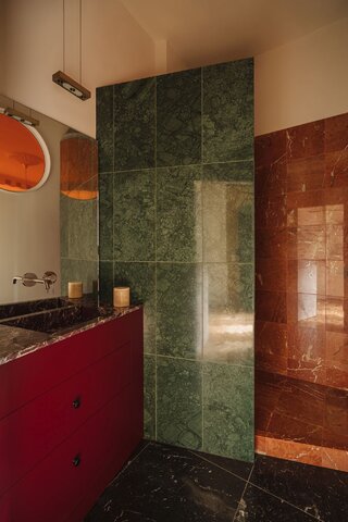 Świetlik jak słońce, kamień jak biżuteria. To wnętrze robi wrażenie. Projekt Wojciech Nowak z NOWW