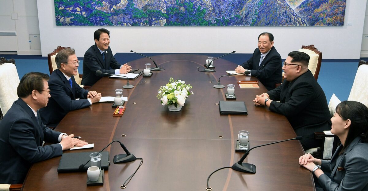 Rozmowy delegacji z Korei Południowej i Korei Północnej. Po stronie Korei Południowej (od lewej) siedzą: Suh Hoon - Szef Agencji Wywiadu, Prezydent Moon Dzae In, Im Dzong-Suk, szef gabinetu prezydenta.

Po stronie Korei Północnej siedzą: Kim Jo Dzong, Kim Dzong Un, Kim Dzong Chol, szef sztabu Armii Koreańskiej