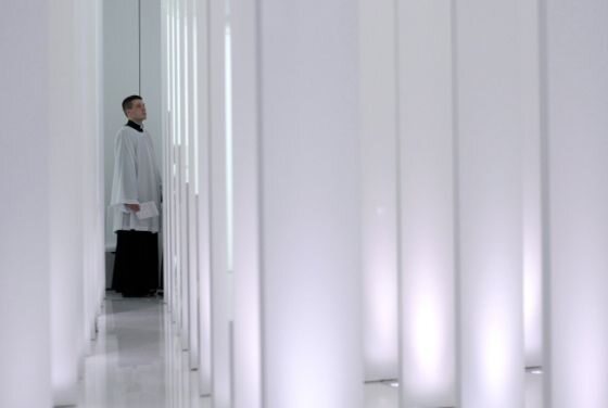 W projekcie kaplicy wykorzystano dwa dopełniające się elementy &#8211; światło i kolumnady (fot. PAP/Leszek Szymański)