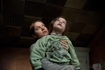 #6 - Pokój, reż. Lenny Abrahamson (USA, 2015) „Pokój” to film o ucieczce, próbie powrotu do normalności oraz uczeniu się świata zupełnie na nowo. Nie zobaczycie tu pięknych i popularnych aktorów znanych z pierwszych stron gazet, nie usłyszycie przeintelektualizowanych dialogów, nie zostaniecie zmuszeni do błądzenia po fabularnych meandrach. A jednak film Abrahamsona rozłoży Was na łopatki, wzruszy, poruszy i nawet kilka miesięcy po seansie nie będziecie potrafili o nim zapomnieć. Abrahamson zdołał film z gatunku indie doprowadzić na sam szczyt i stanął do walki o Oscary z takimi gigantami jak Inarritu, Miller czy McCarthy. Nie udałoby mu się to bez udziału dwóch niekwestionowanych gwiazd: nagrodzonej Oscarem za pierwszoplanową rolę Brie Larson, która tylko potwierdziła swój status jednej z najzdolniejszych gwiazd młodego pokolenia oraz Jacoba Tremblaya, który w mojej opinii jako jedyny mógł w oscarowym wyścigu zagrozić DiCaprio. [Piotr Nowakowski]