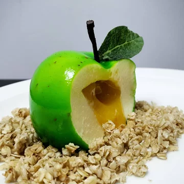 Panna cotta o wyglądzie jabłka granny smith 