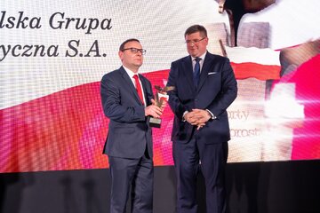 Piotr Żurad, wiceprezes PGE Ekoserwis S.A. oraz&nbsp;wręczający nagrodę Tomasz Rzymkowski, wiceminister edukacji