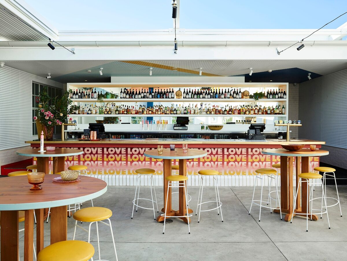 Kolorowy bar pełen wnętrzarskich inspiracji, projekt Alexander &CO Imperial UP, 2887, v2com, bar, lgbt, Australia