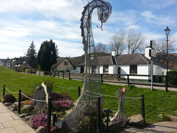 Rzeźba przedstawiająca Nessie w Fort Augustus 