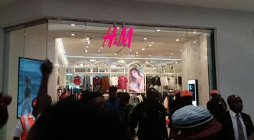 Protesty przed salonami H&M 