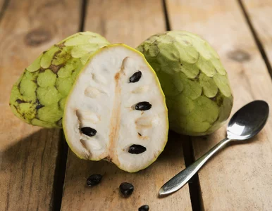 Miniatura: Czerymoja (cherimoya) – co to za owoc, jak...