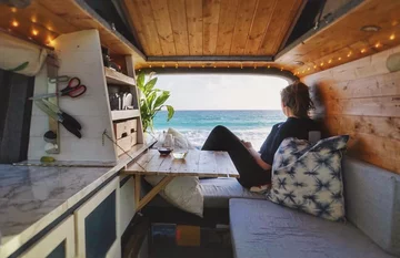 Bus przerobiony na mieszkanie 