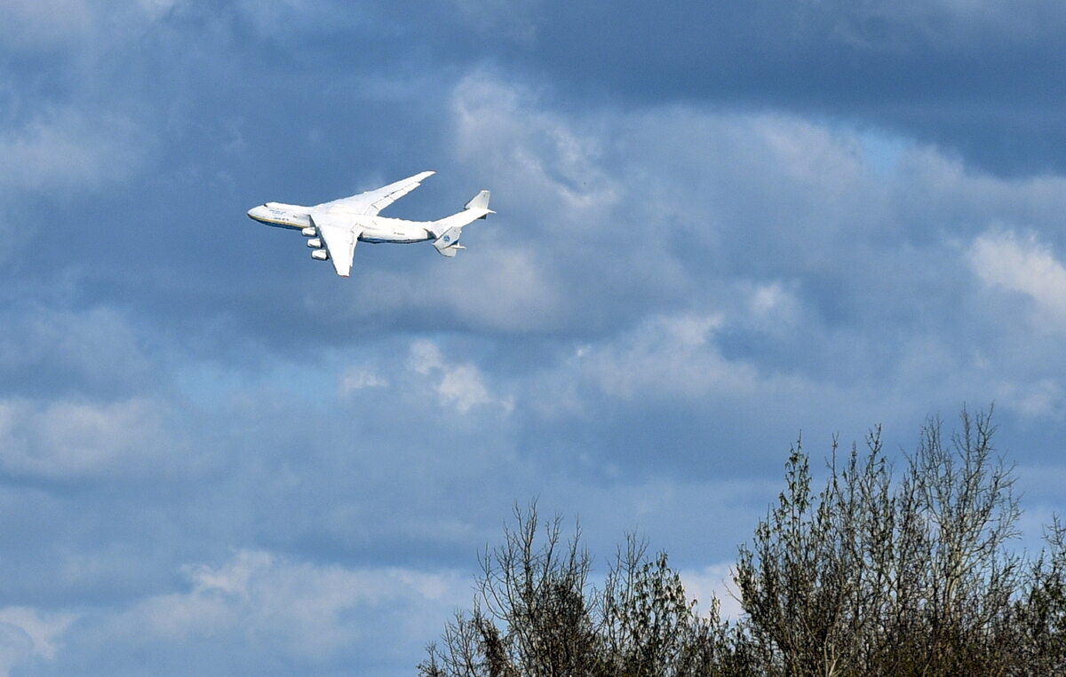 Lądowanie Antonowa An-225 