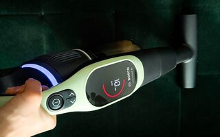 Ekran LED w odkurzaczu Bosch Unlimited 9 BCS931TQC podczas odkurzania kanapy
