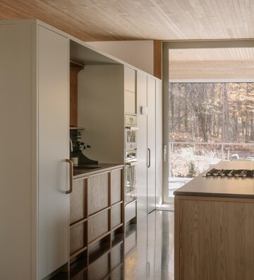 Dom zawieszony nad zboczem, gdzie konstrukcja, światło i&nbsp;materia tworzą sp&oacute;jną relację z&nbsp;krajobrazem, projekt Mati&egrave;re Premi&egrave;re Architecture