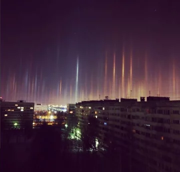 Słupy światła nad Petersburgiem 