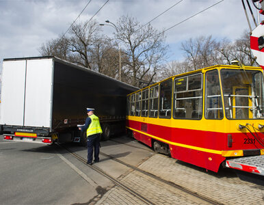 Miniatura: Łódź: TIR wjechał w tramwaj