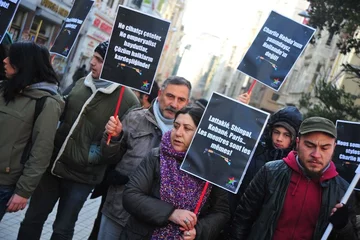 Minuta ciszy przed konsulatem Francji w Stambule (fot. Depo Photos / newspix.pl)