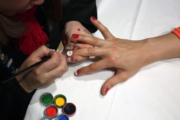 Bogna Jóźwiak podczas zabiegu manicure 