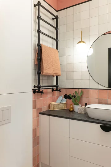 Różowe mieszkanie z miejscem do pracy, projekt KODO KODO, różowe, małe, mieszkanie