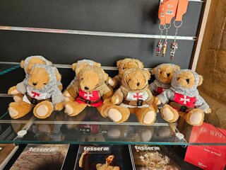 Ositos de peluche con una cruz de Malta