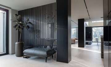 Vibe House w Krakowie – reinterpretacja strefy dziennej z basenem sąsiadującym z salonem i kuchnią 