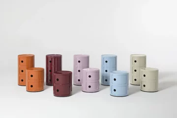Componibili Anny Castelli Ferrieri, zaprojektowana w 1969 roku dla marki Kartell, powraca w sześciu kolorach. Charakterystyczna cylindryczna forma i przesuwne drzwiczki pozostają znakiem rozpoznawczym tego projektu 