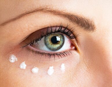 Jak pielęgnować skórę wokół oczu? Skorzystaj z tych 5 porad