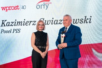 Kazimierz Gwiazdowski (po prawej) i&nbsp;wręczająca nagrodę Marzena Zielińska, przewodnicząca kapituły