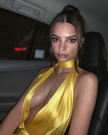 Emily Ratajkowski 