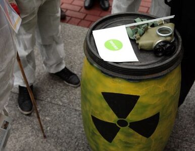 Miniatura: "Radioaktywne odpady" pod kancelarią...