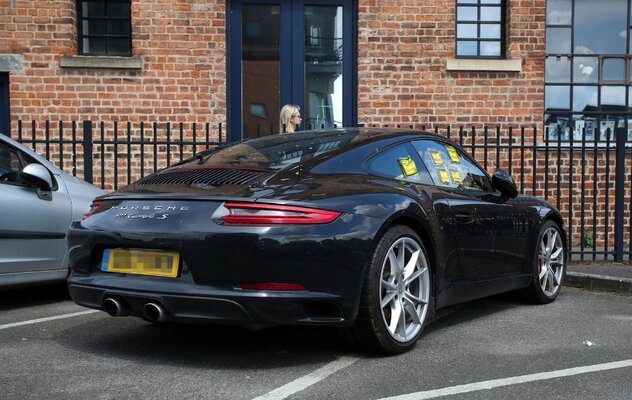 Miniatura: Właściciel porsche dostał 10 mandatów za...