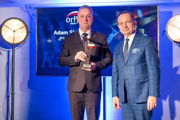 Adam Skoczylas (z prawej) oraz&nbsp;wręczający nagrodę Władysław Ortyl, marszałek woj. podkarpackiego