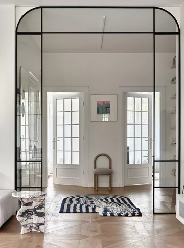 Apartament na Mokotowie zaprojektowany przez Agatę Kasprzyk-Olszewską z Loft Factory łączy codzienną funkcjonalność z francuską elegancją 