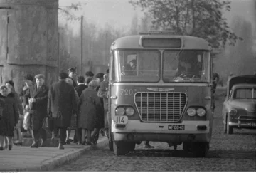 Pasażerowie wsiadają do autobusu...