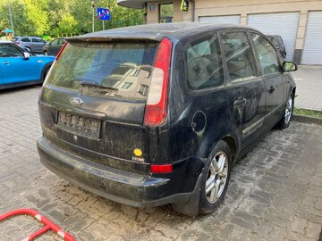 Porzucone auto na&nbsp;parkingu