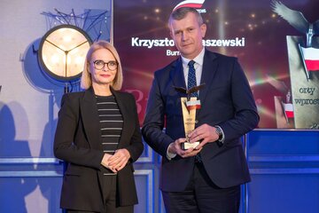 Krzysztof Gołaszewski (z prawej) oraz&nbsp;wręczająca nagrodę Marzena Zielińska, prezes Capital Point