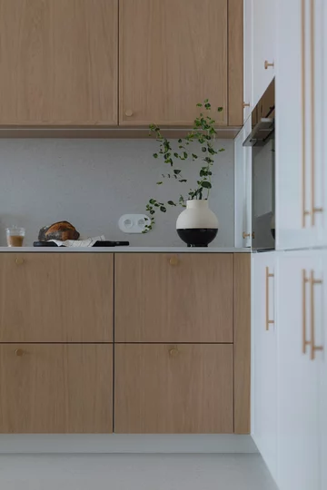 Projekt MIKOŁAJSKAstudio pokazuje, że styl japandi to nie tylko estetyka, ale przede wszystkim świadomie zaprojektowana przestrzeń sprzyjająca codziennemu komfortowi i wyciszeniu 