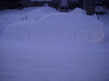 Proces budowy samochodu ze śniegu 