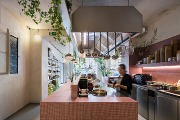 R&oacute;żowe bistro, projekt NEUH&Auml;USL HUNAL