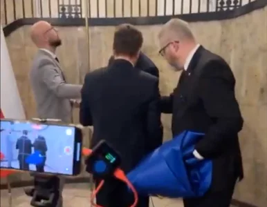 Miniatura: Grzegorz Braun podeptał flagę UE. Tego...