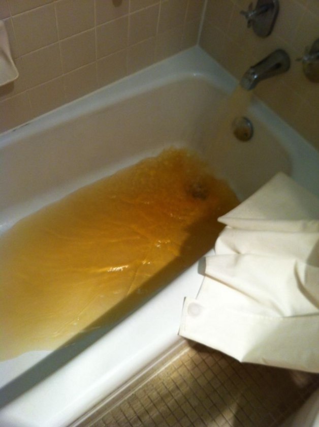 Żółta woda w kranie w jednym z hoteli 