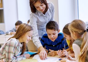 Miniatura: Kartka czy algorytm? Nauczyciele między AI...