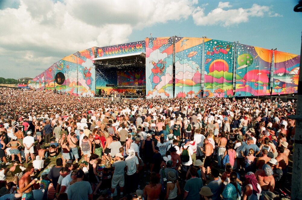 Kadr z dokumentu „Music Box. Woodstock '99: Pokój, miłość i agresja” 
