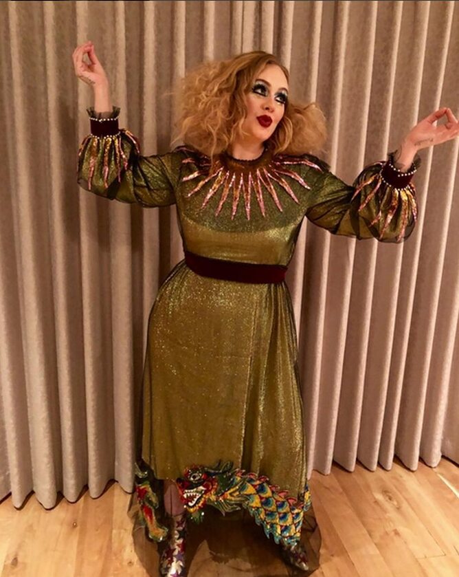Adele z chińskim smokiem na spódnicy 