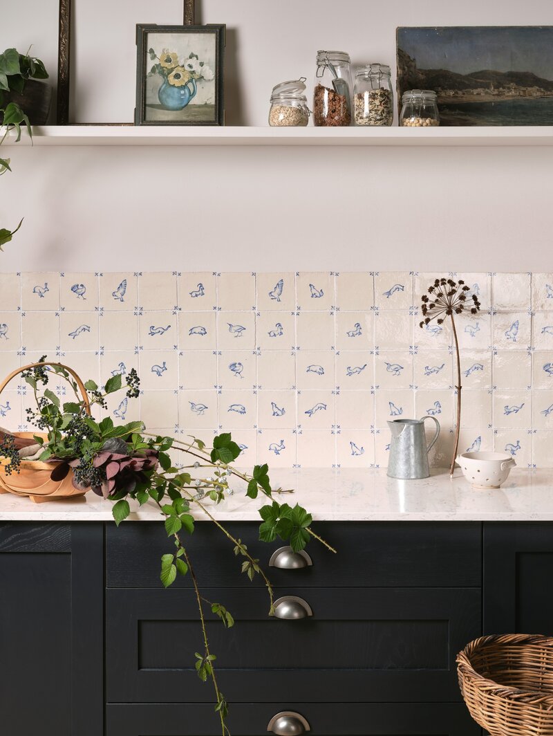 Te biało-niebieskie kafelki miały być pass&eacute;. Dziś to&nbsp;one nadają wnętrzom charakter, kt&oacute;ry zapamiętasz na&nbsp;długo