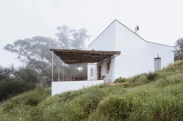 Stone and Water powstał w ruinach XIX-wiecznej strażnicy granicznej. Kamienne mury i współczesna architektura tworzą tu harmonijną całość 