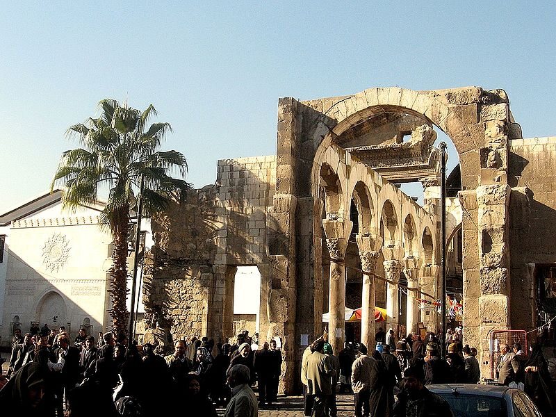 W syryjskim Damaszku mieszka obecnie prawie 4,5 miliona ludzi. Miasto powstało nawet 10 tys. lat przed naszą erą, ale ta data jest wciąż obiektem debat wśród historyków. Damaszek uznawany jest jednocześnie za jedno z najstarszych miast, które są wciąż zam